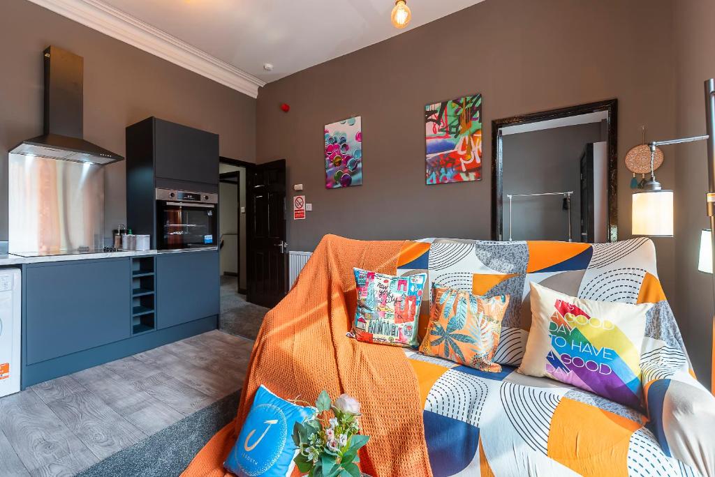 Art-Filled Bohemian 1 Bedroom Apt 2 Beds Colourful Praise Inn Newly Refurbished image one