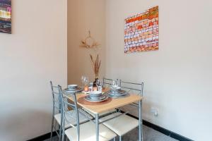 Newly Refurb Striking 1 Bed Apt 3 beds Hull image two