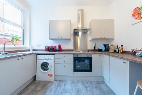 Newly Refurb Striking 1 Bed Apt 3 beds Hull image three