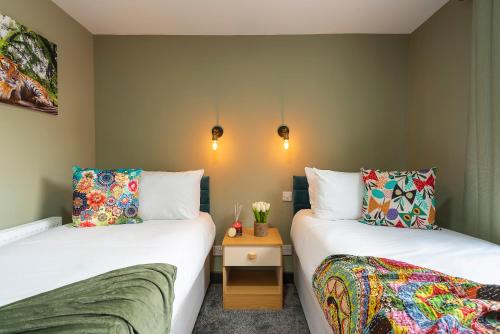 Vibrant Funkily Decorated 2 Bedroom 4 Beds Newly Refurbished Accommodation image 3 Vibrant Funkily Decorated 2 Bedroom 4 Beds Newly Refurbished image three
