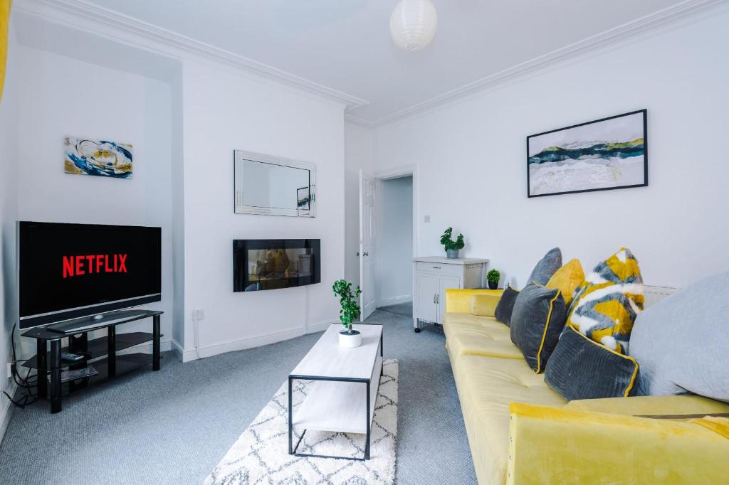 Akroyd House by Lavender Stays Fully Equipped Free WiFi Sleeps Up to Four Guests Accommodation image 1 Akroyd House by Lavender Stays Fully Equipped Free WiFi Sleeps Up to Four Guests image one