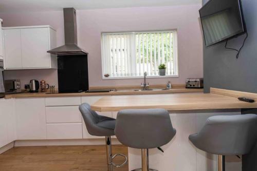 Comfortable 3 Bed House with Parking, WiFi & Patio image three