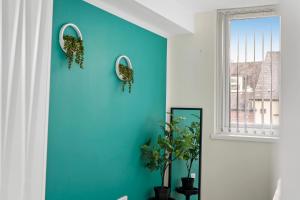 Lovely and Modern 3 Bed Apartment - Sleeps 7 Accommodation image 2 Lovely and Modern 3 Bed Apartment - Sleeps 7 image two