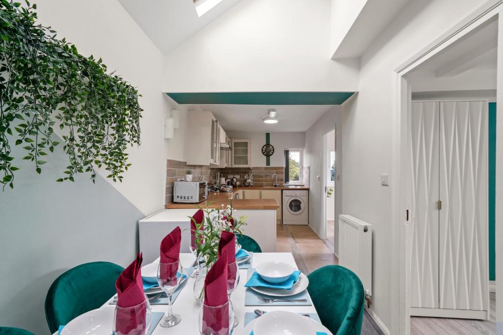 Lovely and Modern 3 Bed Apartment - Sleeps 7 Accommodation image 1 Lovely and Modern 3 Bed Apartment - Sleeps 7 image one