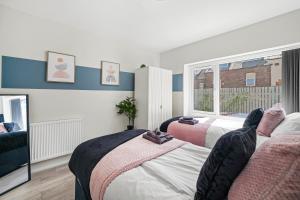 Sleek 3 bedroom in Sheffield - Sleeps 8 Accommodation image 2 Sleek 3 bedroom in Sheffield - Sleeps 8 image two