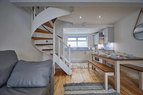 Host & Stay - Oasis Cottage Accommodation image 3 Host & Stay - Oasis Cottage image three