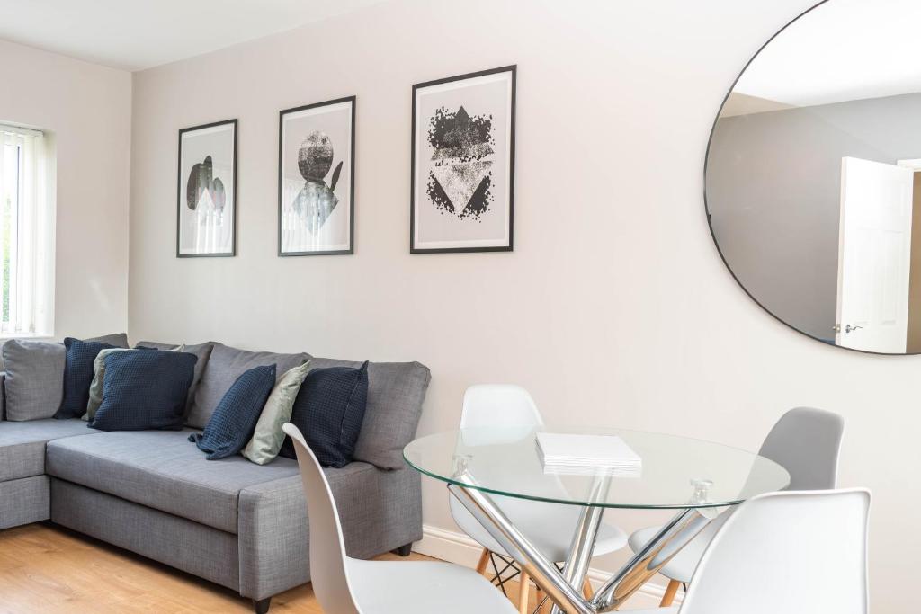 Comfortable 3 Bed House with Parking, WiFi & Patio image one
