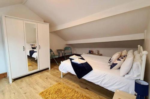 2 bedroom Victorian canal side terrace house. image three