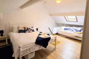 2 bedroom Victorian canal side terrace house. image two