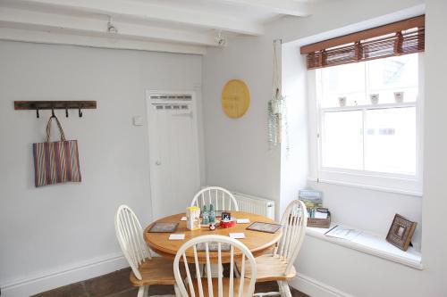 Millgate Cottage in the heart of Richmond image three