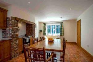 Stunning 4 bedroom farm house Accommodation image 2 Stunning 4 bedroom farm house image two