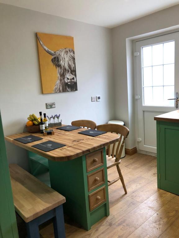 Hedgehog Cottage with garden in Bronte village! image one