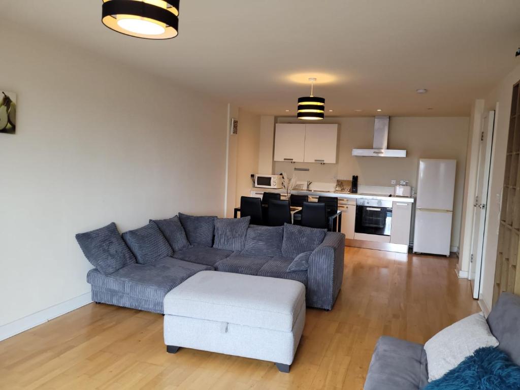Spacious 2 bed 2 bath apartment with stunning city views Accommodation image 1 Spacious 2 bed 2 bath apartment with stunning city views image one