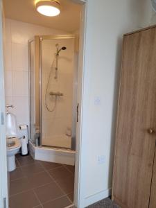 Spacious 2 bed 2 bath apartment with stunning city views Accommodation image 2 Spacious 2 bed 2 bath apartment with stunning city views image two