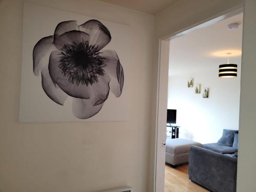 Spacious 2 bed 2 bath apartment with stunning city views Accommodation image 3 Spacious 2 bed 2 bath apartment with stunning city views image three