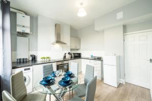 Sheffield Contractors Stays- Sleeps 6, 3 bed 3 bath house. Managed by Chique Properties Ltd Accommodation image 2 Sheffield Contractors Stays- Sleeps 6, 3 bed 3 bath house. Managed by Chique Properties Ltd image two