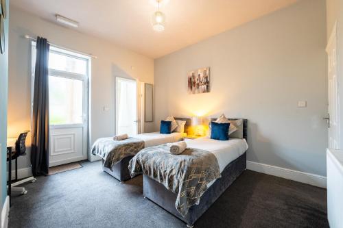 Sheffield Contractors Stays- Sleeps 6, 3 bed 3 bath house. Managed by Chique Properties Ltd Accommodation image 3 Sheffield Contractors Stays- Sleeps 6, 3 bed 3 bath house. Managed by Chique Properties Ltd image three