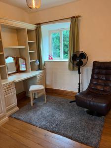 Cosy cottage with a canal view Accommodation image 2 Cosy cottage with a canal view image two