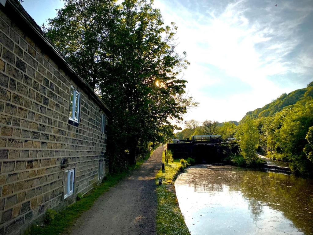 Cosy cottage with a canal view Accommodation image 1 Cosy cottage with a canal view image one