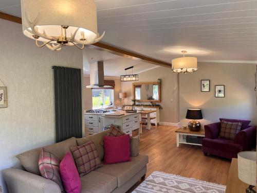 Hollicarrs - Dragonfly Lodge Accommodation image 2 Hollicarrs - Dragonfly Lodge image two
