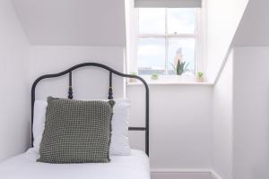 Whitby Heights - Spacious, Modern 2bed Apartment,Pet Friendly,5mins walk to beach Accommodation image 2 Whitby Heights - Spacious, Modern 2bed Apartment,Pet Friendly,5mins walk to beach image two