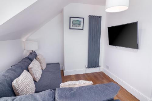 Whitby Heights - Spacious, Modern 2bed Apartment,Pet Friendly,5mins walk to beach Accommodation image 3 Whitby Heights - Spacious, Modern 2bed Apartment,Pet Friendly,5mins walk to beach image three