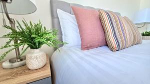 City Centre 2 Bedroomed Apartment - Great views - wifi image two