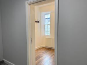 Cosy 2 Bed Apartment in central Kirkby Lonsdale image two