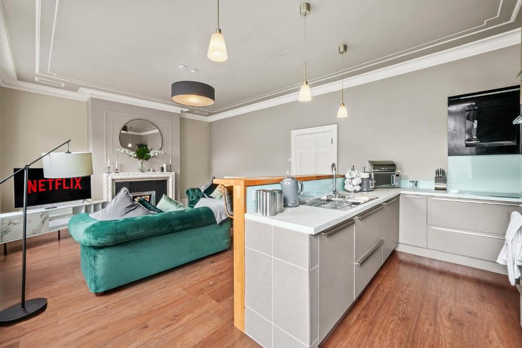 Designer Spacious Apartment in Yorkshire - Parking Accommodation image 1 Designer Spacious Apartment in Yorkshire - Parking image one