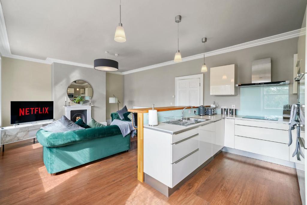 Large Spacious Apartment in Yorkshire - Parking Accommodation image 1 Large Spacious Apartment in Yorkshire - Parking image one