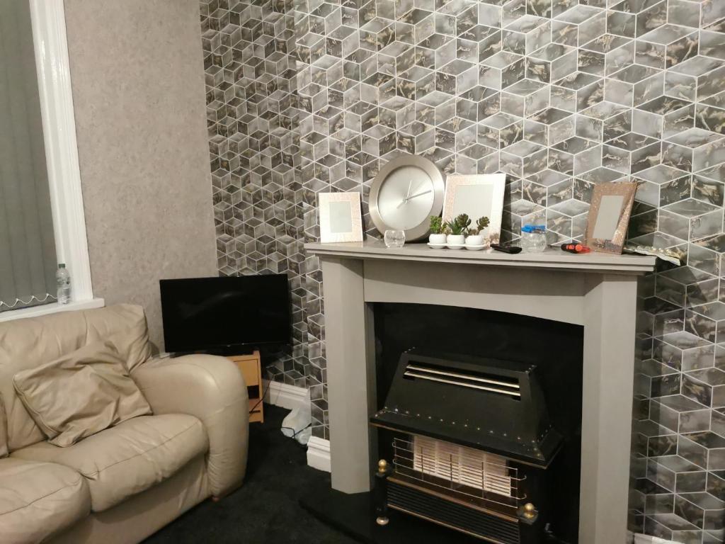 Lovely 3-Bed House in Bradford Accommodation image 1 Lovely 3-Bed House in Bradford image one