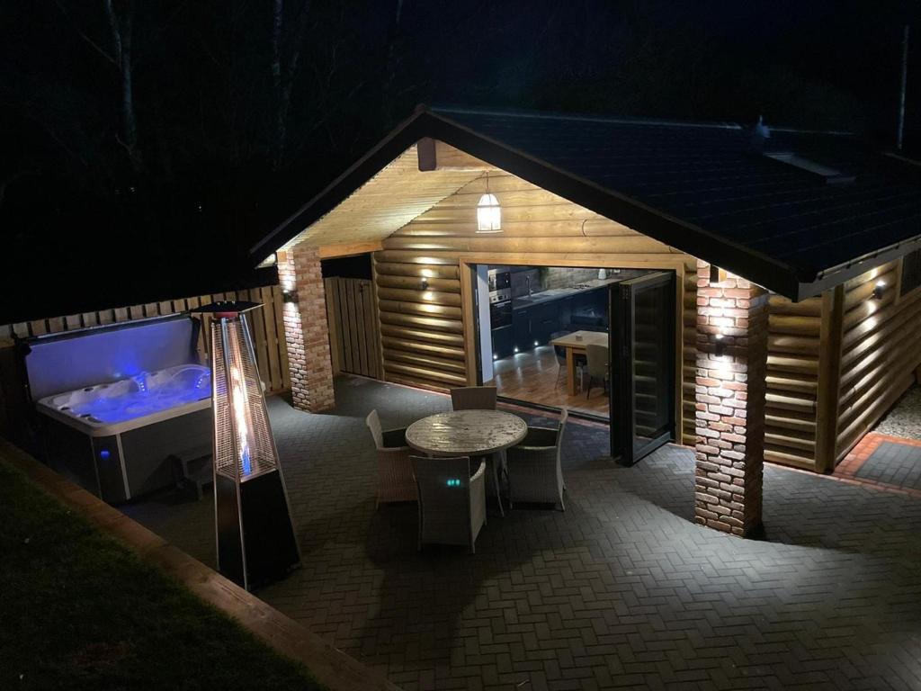 Harewell wood lodge image one
