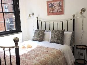 Exquisite 3 Bed Central Historic Townhouse Inside City Walls image two