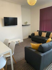 Picture of Spacious house with 3 ensuite bedrooms in Leeds