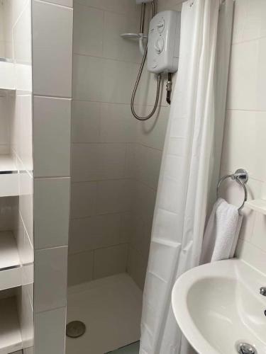 Spacious house with 3 ensuite bedrooms in Leeds Accommodation image 3 Spacious house with 3 ensuite bedrooms in Leeds image three