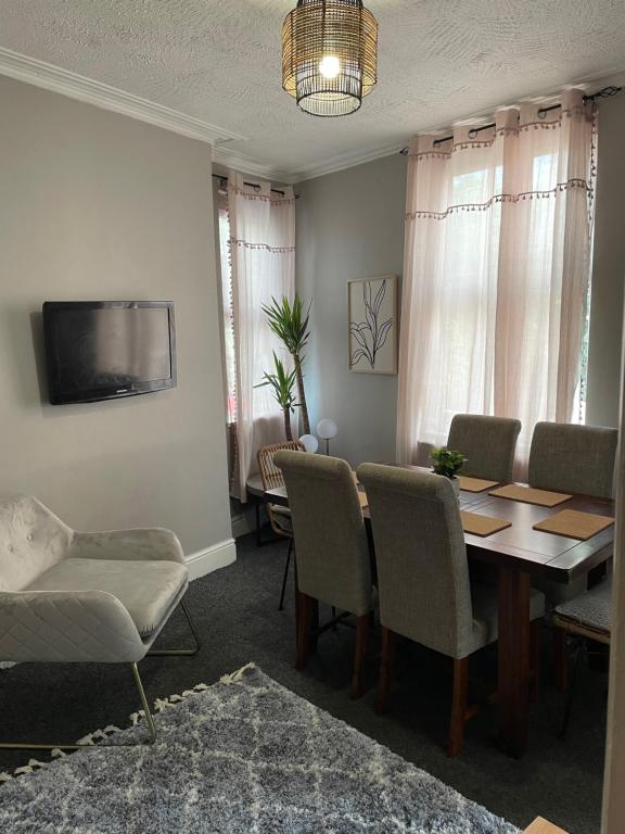 Perfect for large groups, sleeps 17 close to city centre Accommodation image 1 Perfect for large groups, sleeps 17 close to city centre image one