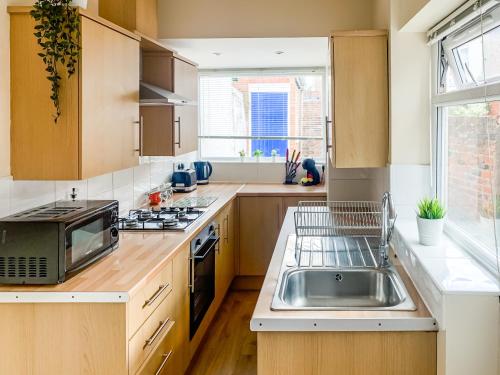 The Warwick - Free Parking - York Victorian House - Holiday Home image three