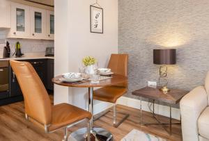 8 Blue Bridge- Elegant and Luxurious 1 Bedroom Apt- Free Parking image two