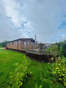 Book Holiday Cottages In Malton Page image 9 Picture of Hedgerow Lodge with Hot Tub