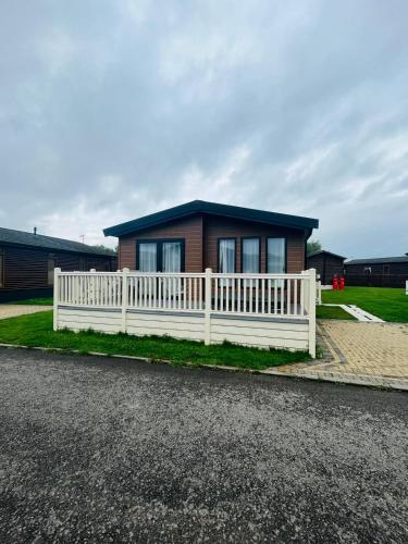 Eastgate Lodge with Hot Tub Accommodation image 3 Eastgate Lodge with Hot Tub image three