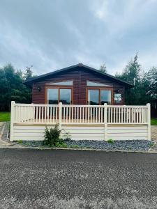 Hunters Lodge With Hot Tub image one