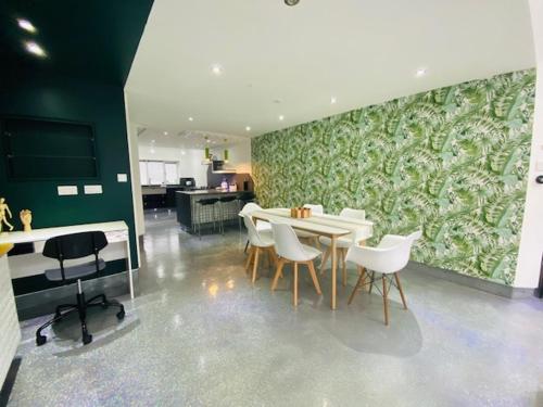 Wow Factor Open Plan 2Bed House, Free Parking & WiFi Accommodation image 3 Wow Factor Open Plan 2Bed House, Free Parking & WiFi image three