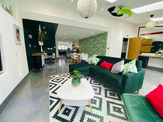 Wow Factor Open Plan 2Bed House, Free Parking & WiFi Accommodation image 1 Wow Factor Open Plan 2Bed House, Free Parking & WiFi image one