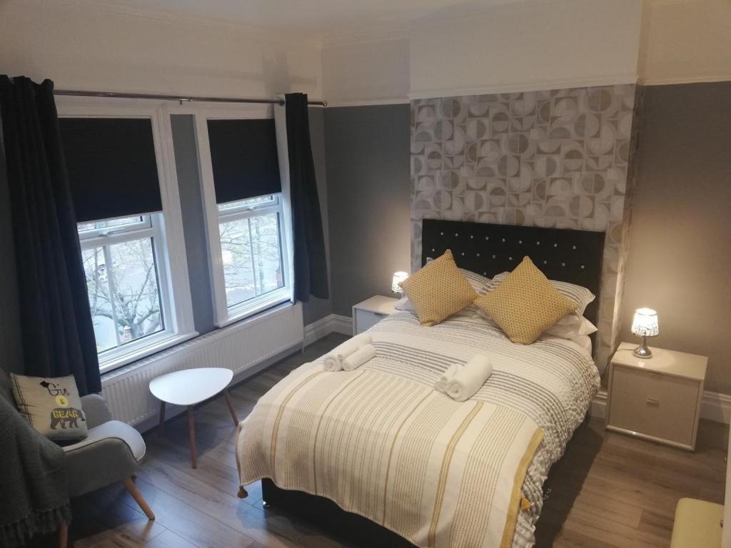 Cosy contemporary 2 bed home central location near racecourse fast WiFi Accommodation image 1 Cosy contemporary 2 bed home central location near racecourse fast WiFi image one