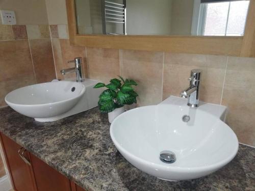 Cosy contemporary 2 bed home central location near racecourse fast WiFi Accommodation image 3 Cosy contemporary 2 bed home central location near racecourse fast WiFi image three