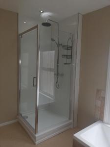 Cosy contemporary 2 bed home central location near racecourse fast WiFi Accommodation image 2 Cosy contemporary 2 bed home central location near racecourse fast WiFi image two