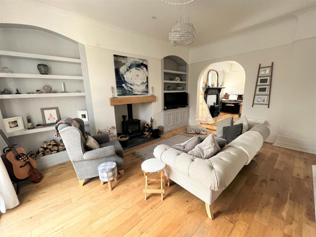 Cosy & Spacious 2 Bedroom, 2 Bathroom Entire House image one