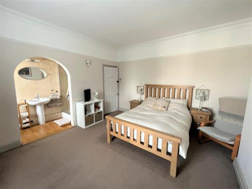Cosy & Spacious 2 Bedroom, 2 Bathroom Entire House image three