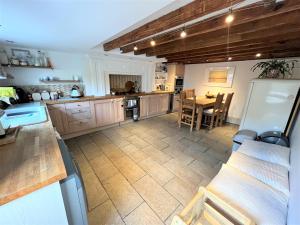 Cosy & Spacious 2 Bedroom, 2 Bathroom Entire House image two