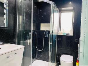 Wow Factor Open Plan 2Bed House, Free Parking & WiFi Accommodation image 2 Wow Factor Open Plan 2Bed House, Free Parking & WiFi image two